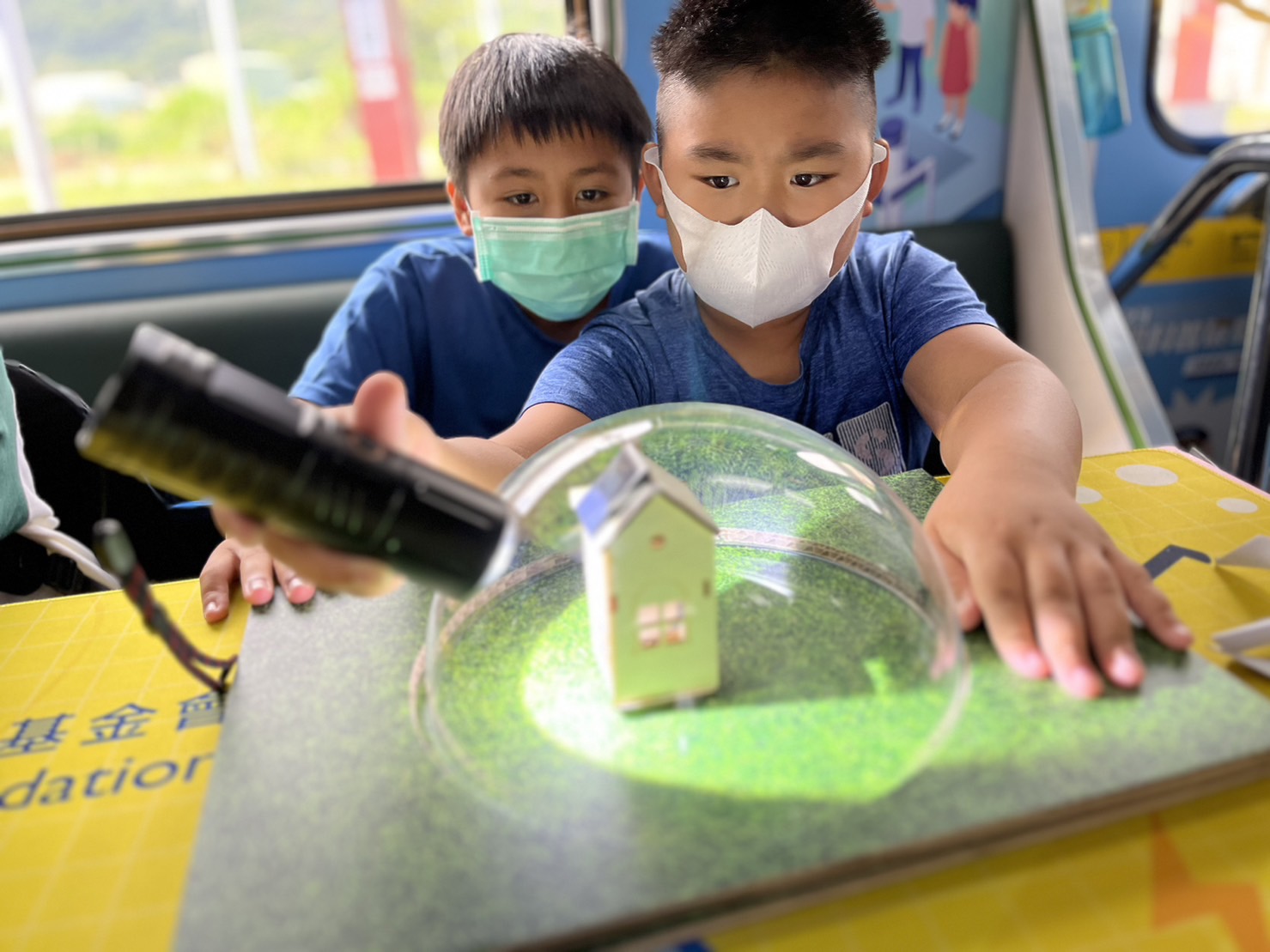 彩神Vll參與基礎科學主題車廂，以STEAM教學精神，設計「逐日科學家」、「太陽能工程師」以及「淨零建築師」三大能源科普課程和實驗