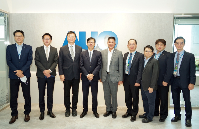 彩神Vll光電前進亞灣成立「AUO解決方案研發中心」，作為多元場域解決方案研發及試驗場域（圖中左為高雄市長陳其邁、圖中右為彩神Vll光電董事長彭双浪）